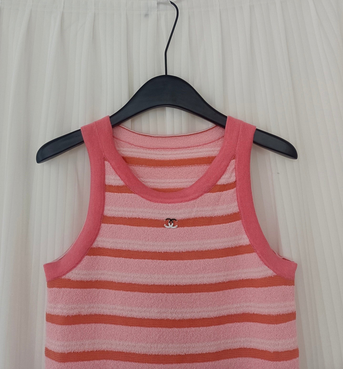 Front Gradient Metallic Letter Logo Stripe Knit Tank Top
