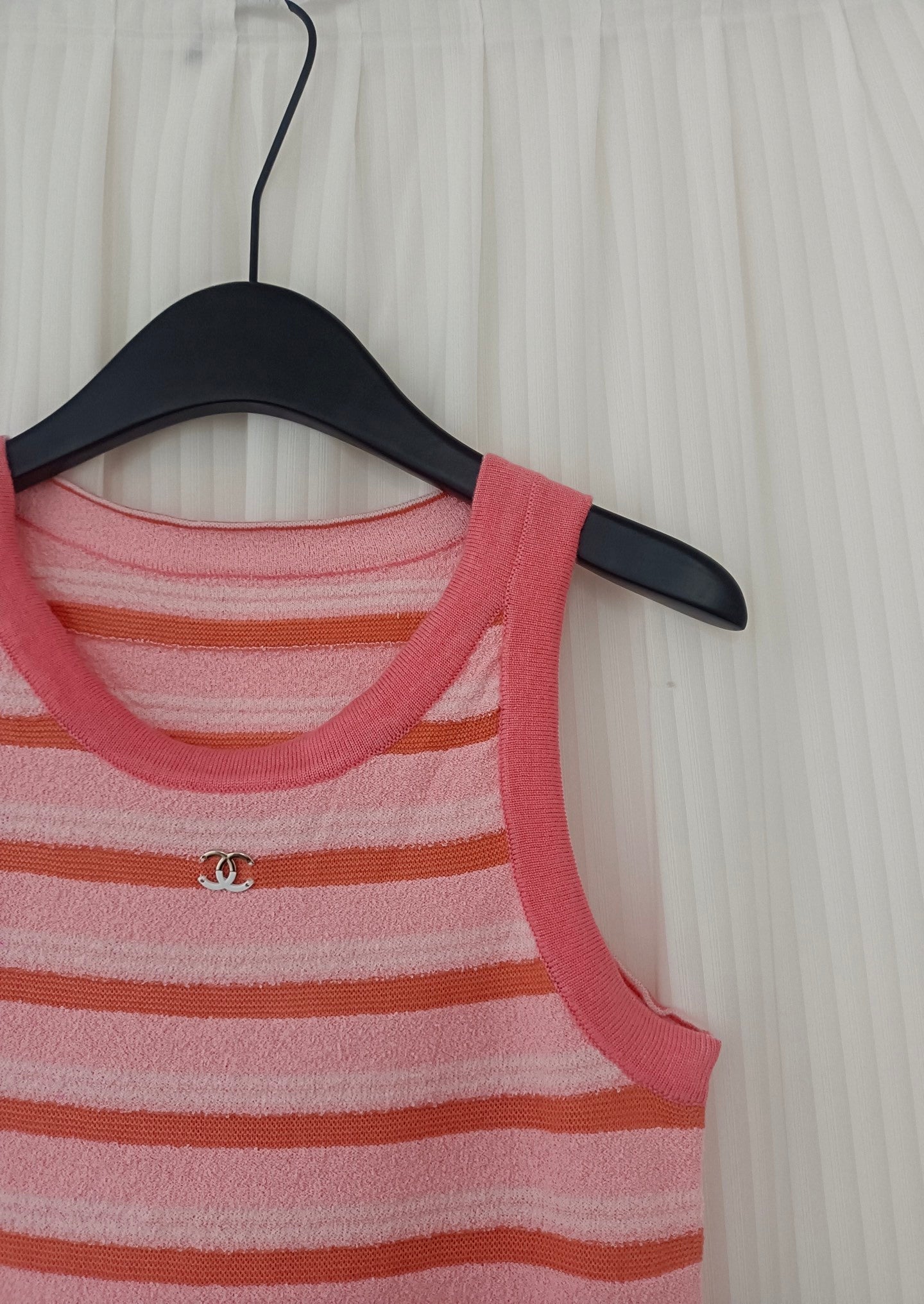 Front Gradient Metallic Letter Logo Stripe Knit Tank Top