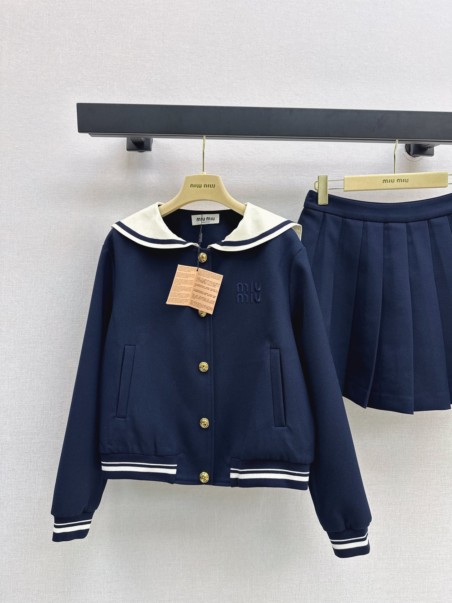The latest age reducing college style outfit for autumn and winter