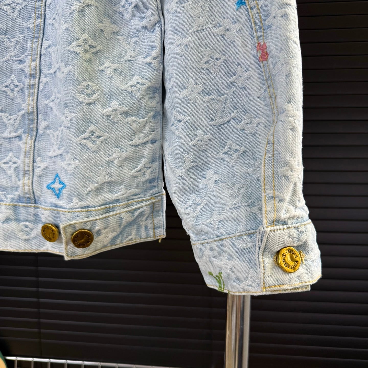 Small flower embroidery washed denim denim jacket
